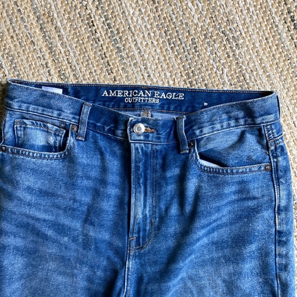 American Eagle high-rise distressed mom jeans size 8 - Picture 3 of 5
